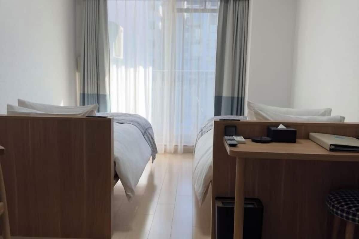 Betten mit Memory-Foam-Matratzen, Zimmersafe, Schreibtisch