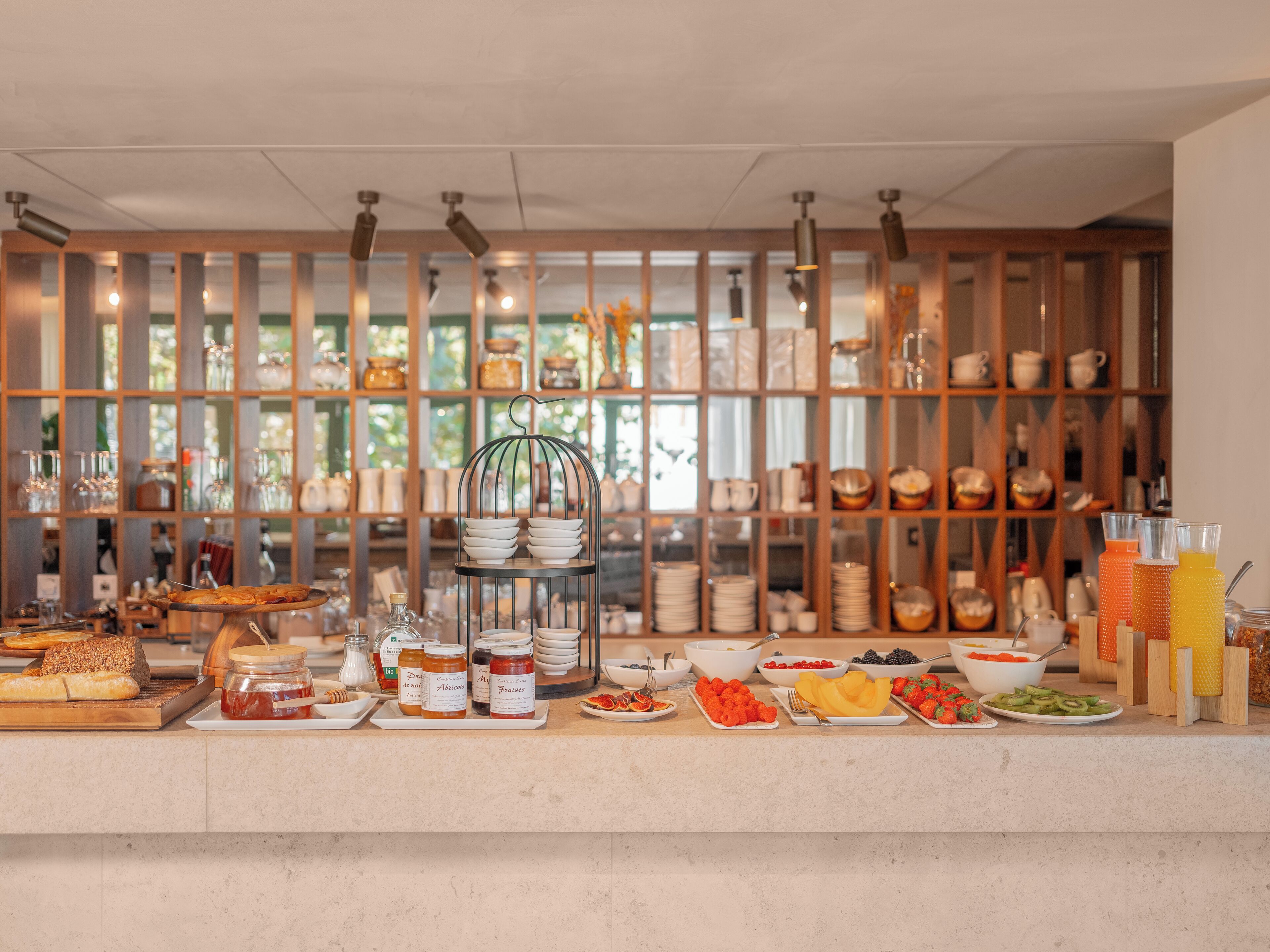 Montaje de bufé con diversos alimentos y acompañamientos.
