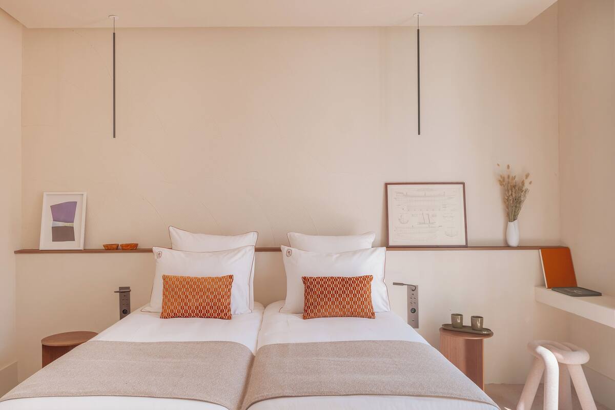 Roupas de cama premium, espaço de trabalho para notebook