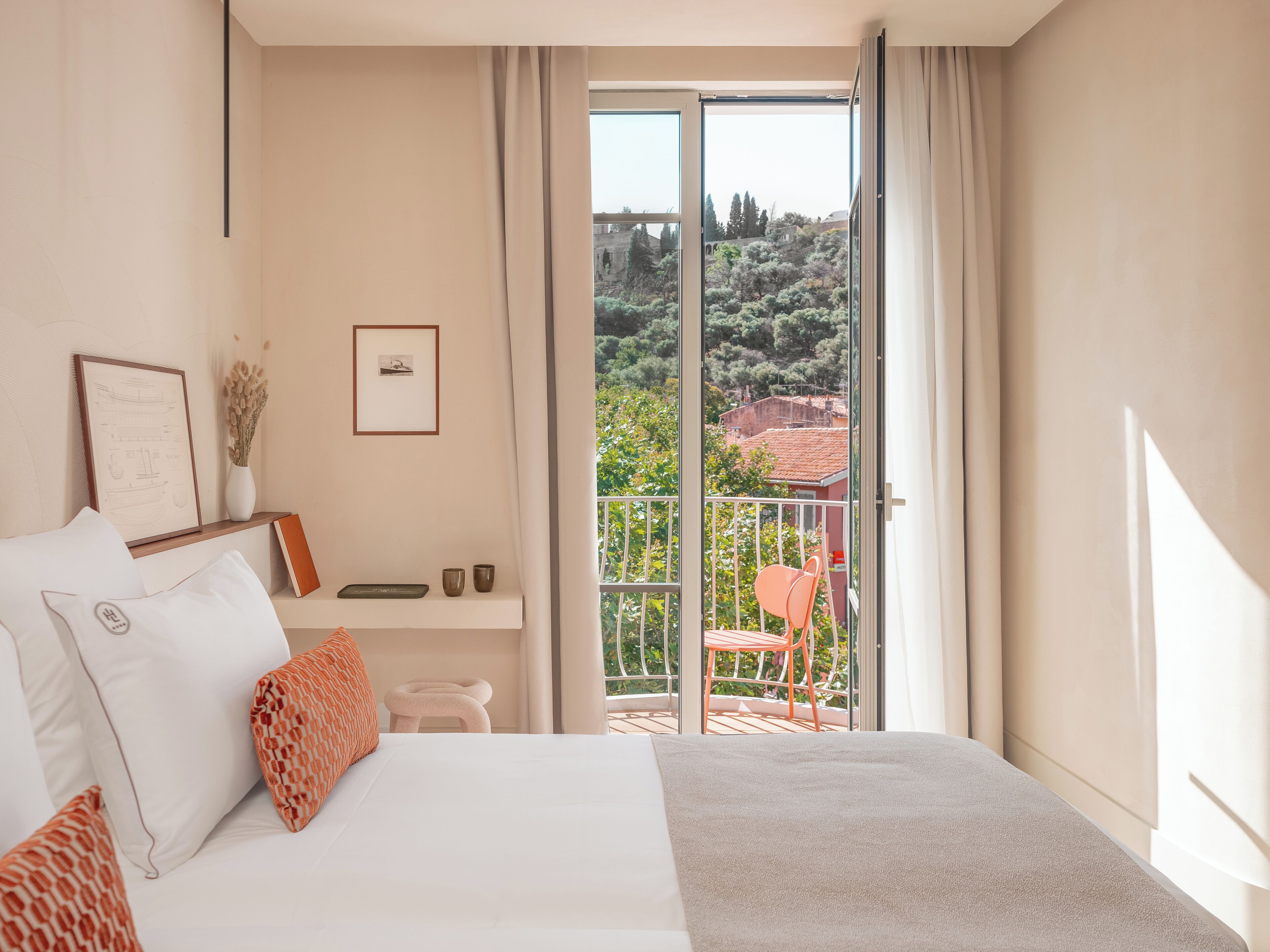 Premium bedding, laptop workspace, soundproofing, WiFi (free)