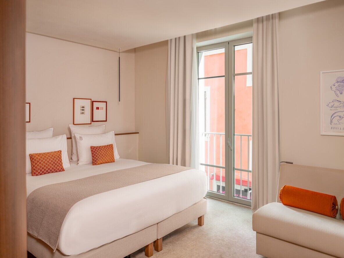 Premium bedding, laptop workspace, soundproofing, WiFi (free)