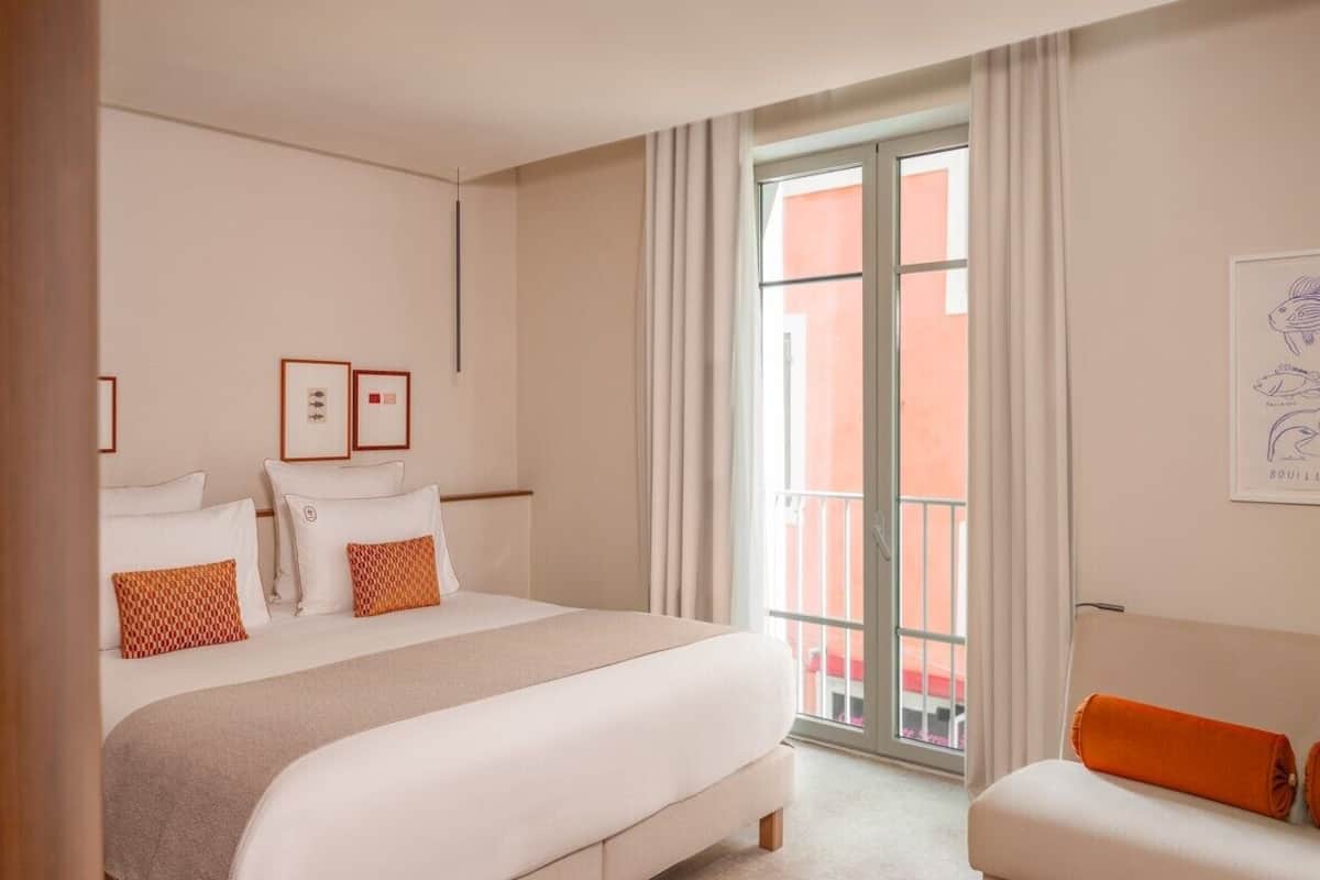 Roupas de cama premium, espaço de trabalho para notebook