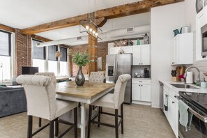 Kylskåp, mikrovågsugn, ugn och spishäll