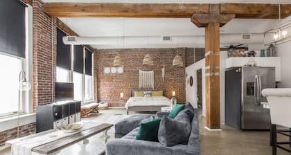 Spacious loft in the heart of KC’s River Market with walkable access to shops, dining, and the streetcar. Features a king bed, full kitchen, smart TV, in-unit laundry, gym access, and a game room. Free street parking or private lot available for fee.