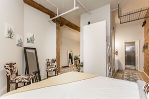 2 chambres, bureau, fer et planche à repasser, lit de bébé portatif