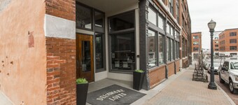 Spacious 2-bed loft with full kitchen, washer/dryer, city views, and in-building gym, game room, and coffee bar. Walkable location with streetcar access just steps away.