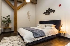 1 habitación, tabla de planchar con plancha y cuna de viaje 