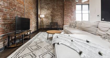 Loft in the Rivermarket District! Rooftop access and DT KC views. Walk to City Market, local coffee shops, restaurants, shops or hop on the free streetcar just steps away. Minutes from P&L, T-Mobile, Crossroads, Plaza. 10 min drive to stadiums.