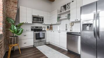 Coffee/tea maker, fridge, microwave, oven