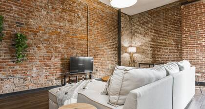 Loft in the Rivermarket District! Rooftop access and DT KC views. Walk to City Market, local coffee shops, restaurants, shops or hop on the free streetcar just steps away. Minutes from P&L, T-Mobile, Crossroads, Plaza. 10 min drive to stadiums.