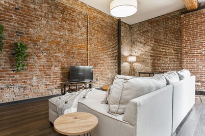 Loft in the Rivermarket District! Rooftop access and DT KC views. Walk to City Market, local coffee shops, restaurants, shops or hop on the free streetcar just steps away. Minutes from  P&L, T-Mobile, Crossroads, Plaza. 10 min drive to stadiums.