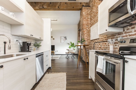 Fridge, microwave, oven, dishwasher. Exposed brick, wood beams, & chic touches give this loft serious style. Enjoy skyline views from the rooftop, a full kitchen with coffee bar, king bed, on-site gym, & quick access to the free KC streetcar. Walk to shops/dining, and the City Market!