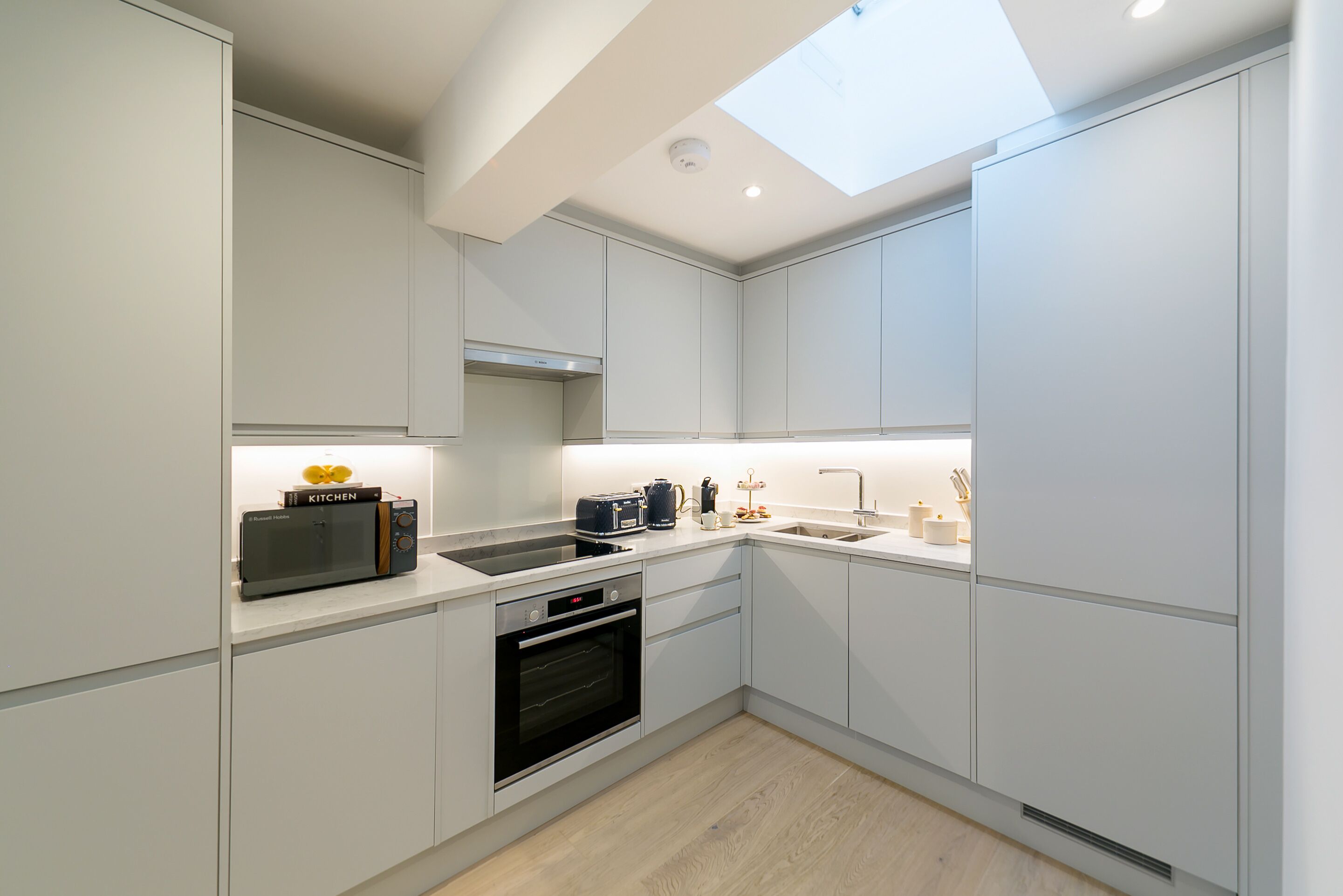 Departamento superior, 2 habitaciones | Cocina privada | Refrigerador con congelador, microondas, horno y parrilla de estufa 