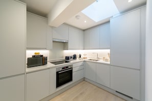 Departamento superior, 2 habitaciones | Cocina privada | Refrigerador con congelador, microondas, horno y parrilla de estufa