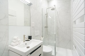 Superior Apartment, 1 Bedroom | Bathroom | Free toiletries, hair dryer, towels, toilet paper - Urban Chic - Drury (London)