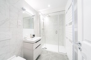 Superior Apartment, 2 Bedrooms | Bathroom | Free toiletries, hair dryer, towels, toilet paper - Urban Chic - Drury (London)