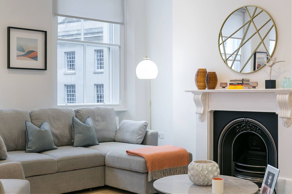 Apartamento superior, 1 quarto | Área de estar | TV de tela plana