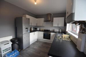 Casa | Cocina privada | Refrigerador, microondas, horno y parrilla de estufa 