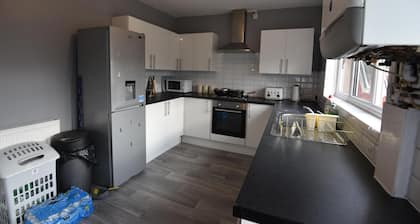 Gorgeous 3 Bedroom House Near Cardiff City Center
