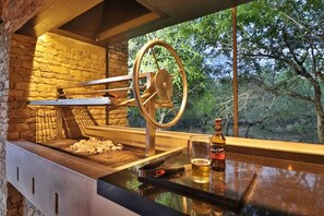 Outdoor dining - Exclusive 3-bedroom vacation home bordering Kruger National Park (Marloth Park)