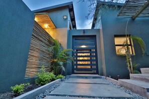 Exterior - Exclusive 3-bedroom vacation home bordering Kruger National Park (Marloth Park)