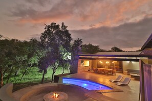 Terrace/patio - Exclusive 3-bedroom vacation home bordering Kruger National Park (Marloth Park)