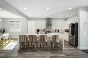 冷蔵庫、電子レンジ、オーブン、コンロ