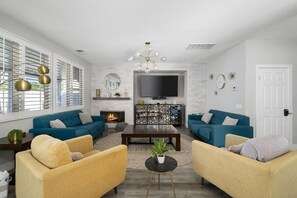 スマートテレビ、暖炉、書斎 / ワークスペース