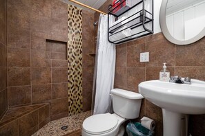 Dusche, Handtücher, Shampoo