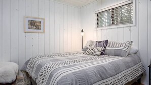 A bedroom with a bed, a framed picture on the wall, and a window with blinds. - Aspen Ridge Retreat (Greer)