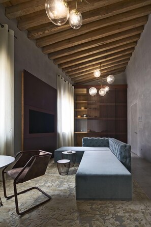 Suite | Living area | 45-inch plasma TV with satellite channels - Fornace Suite (Florence)