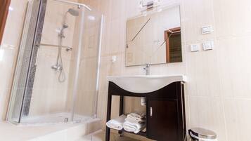 Regadera, toallas, jabón, shampoo