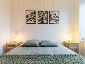 6 bedrooms, travel crib, free WiFi, bed sheets
