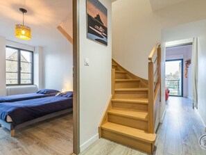 6 bedrooms, travel crib, free WiFi, bed sheets