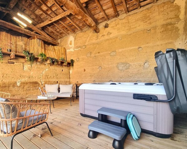 Bañera de hidromasaje cubierta