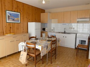 Kjøleskap, mikrobølgeovn, ovn og kaffetrakter/tekoker