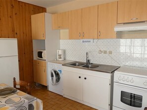 Fridge, microwave, oven, coffee/tea maker
