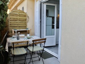 Outdoor dining - Cozy 2-Room Apartment with Terrace, A/C, Parking, near the Beach (Villeneuve-Loubet)