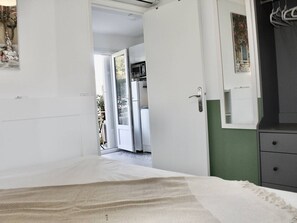 1 bedroom, free WiFi - Cozy 2-Room Apartment with Terrace, A/C, Parking, near the Beach (Villeneuve-Loubet)