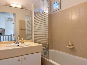 Bathroom - Duplex with Pool, 2 Terraces, and Private Parking near Cavalière Beach (Le Lavandou)