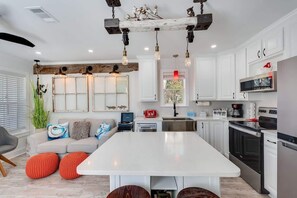 Kylskåp, mikrovågsugn, ugn och spishäll