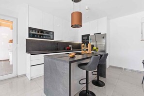 Fridge, microwave, oven, stovetop - Villa with swimming pool and children's playground (Savičenta)