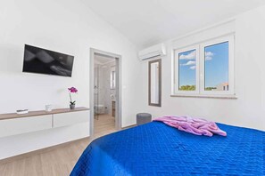 3 bedrooms, WiFi - Villa with swimming pool and children's playground (Savičenta)