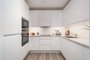 Fridge, microwave, oven, dishwasher - Cosy New Build 2Bed 2Bath Apartment in Colindale, North West London, Tube Zone 4 (London)