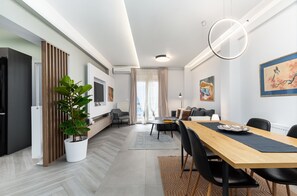 50-inch TV with cable channels - Amazonia Apt by halu! (Thessaloniki)
