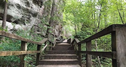 Romantic 1BR Cabin w/ Hot Tub Near Carbondale