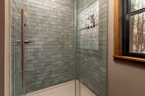 Een douche, een haardroger, handdoeken