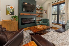 Smart TV, fireplace, books - Romantic 1BR Cabin w/ Hot Tub Near Carbondale (Carbondale)