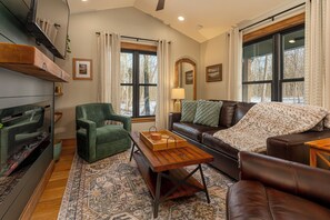 Smart TV, fireplace, books - Romantic 1BR Cabin w/ Hot Tub Near Carbondale (Carbondale)