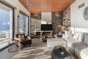 Smart-TV, Kamin, Tischtennisplatte